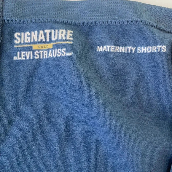Levi’s signature maternity jean shorts, over the belly. Cuffed. Size small - Picture 8 of 11